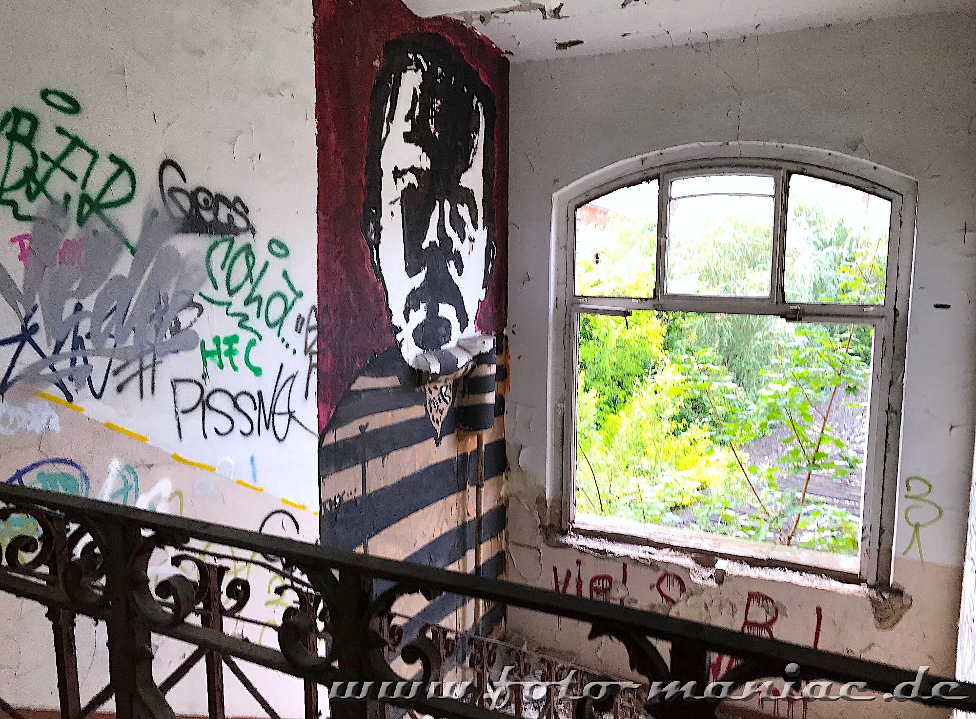 Graffiti im Treppenhaus zeigt einen Sträfling