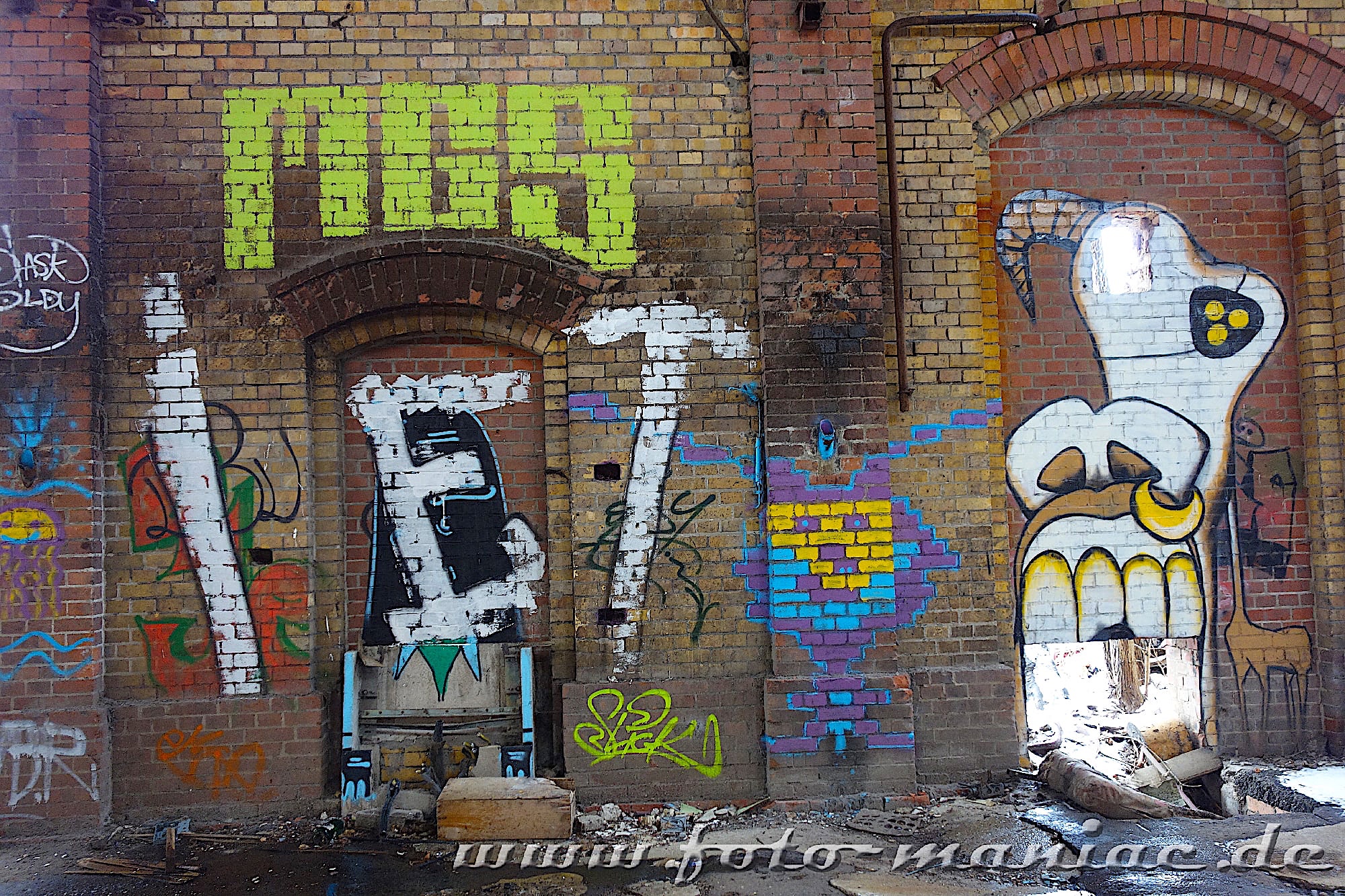 Graffiti an den Backsteinwänden