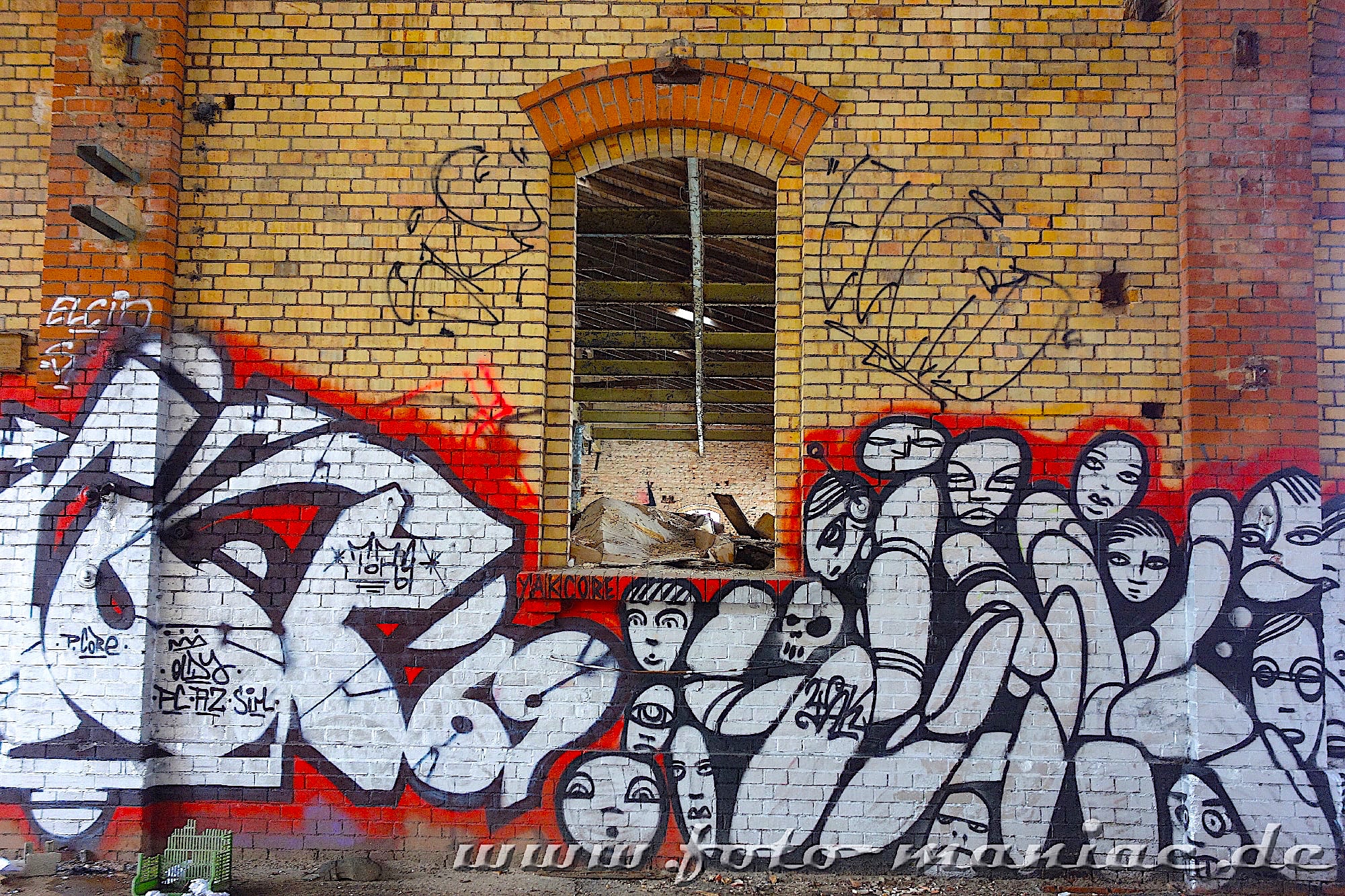 Graffiti auf Backstein-Wand