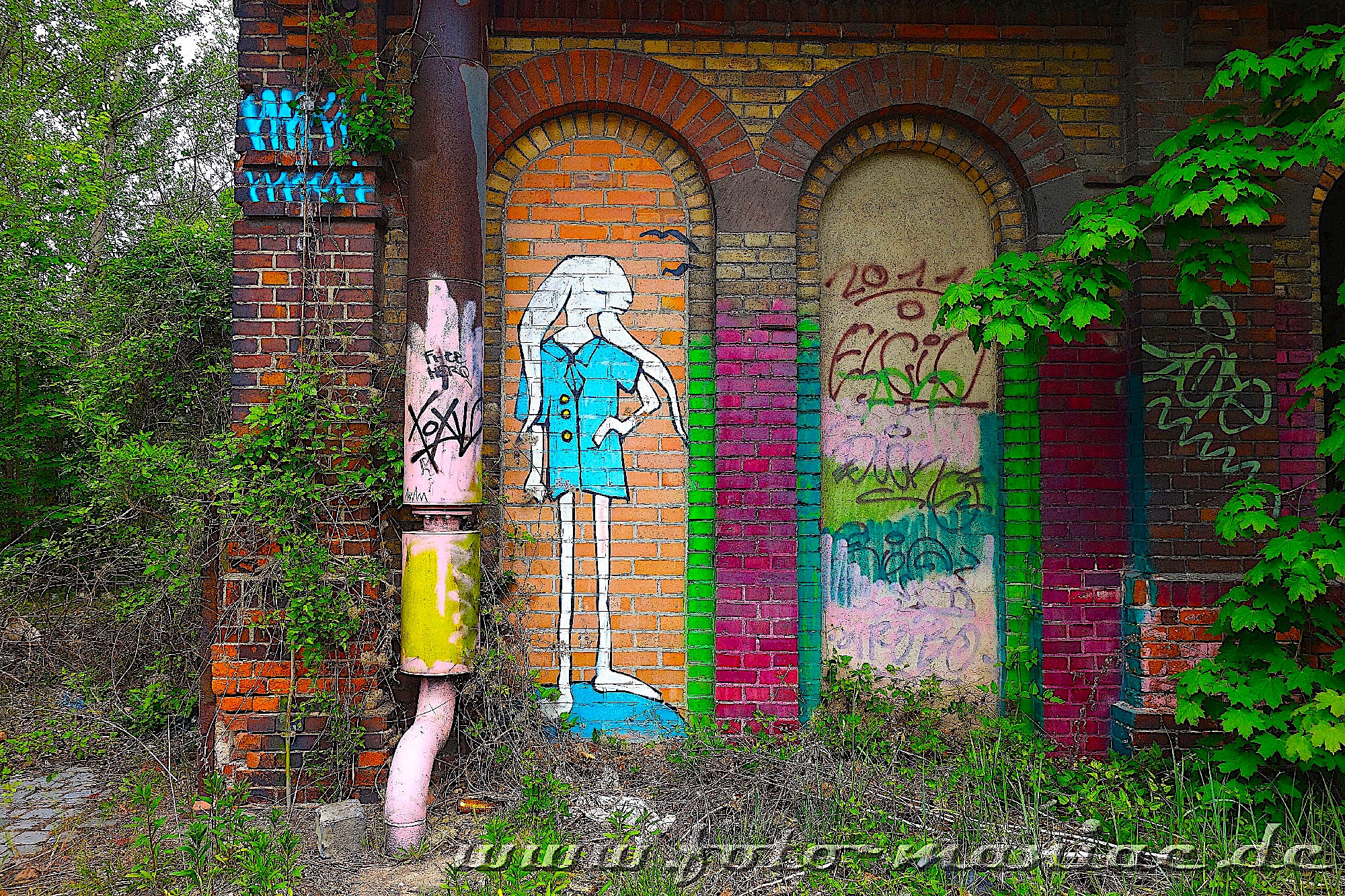 Graffiti an einer Mauer im maroden Schlachthof in Halle