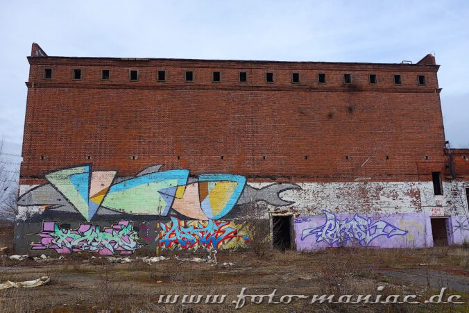 Graffiti im unteren Teil eines Gebäudes