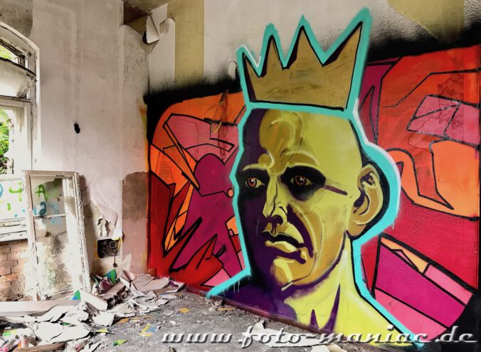 Maroder Schlachthof in Halle - Graffiti zeigt einen Mann mit Krone