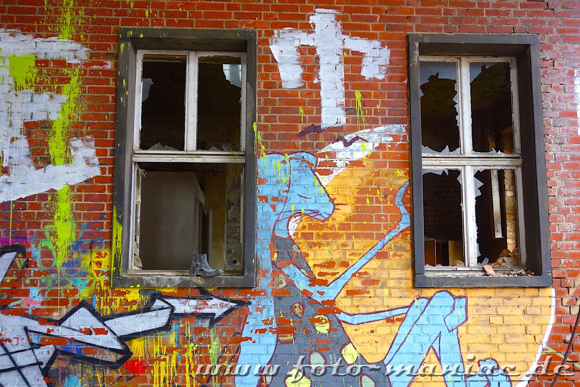 Graffiti zwischen zwei Fenstern