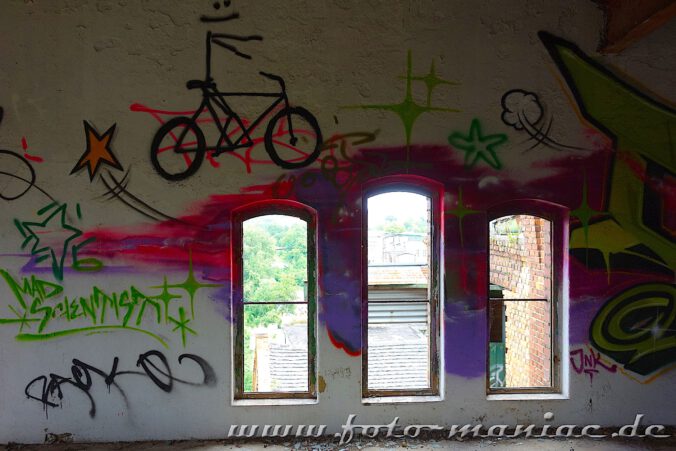Graffiti über drei Fenstern