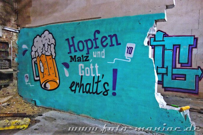 Ein Graffiti an einer halb eingerissenen Wand in der verlassenen Brauerei in Böllberg