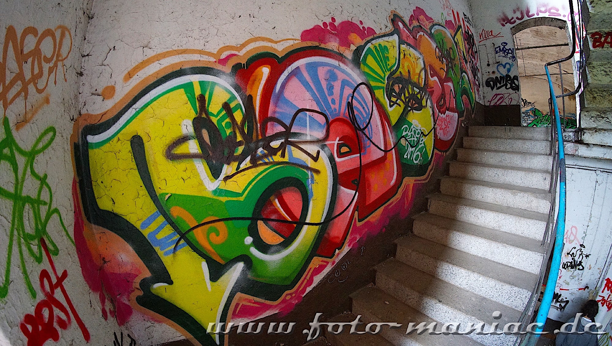 Buntes Graffiti im Treppenhaus