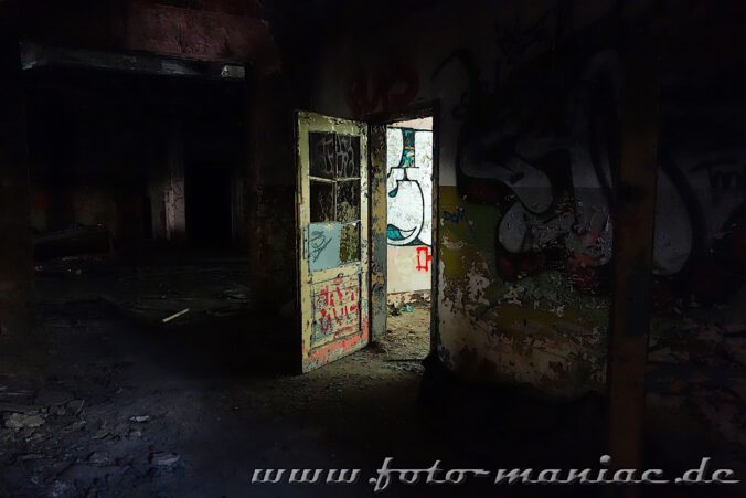 Licht fällt durch eine offen stehende Tür im Kellergeschoss