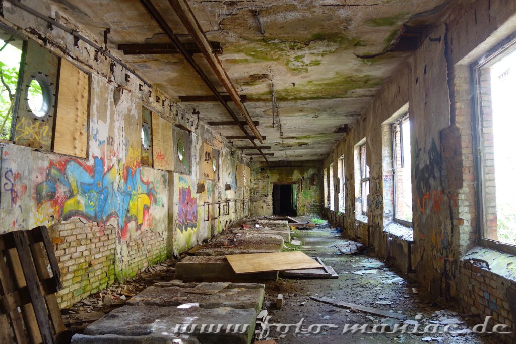 Blick in einen vermüllten langen Raum in der alten Papierfabrik in Halle