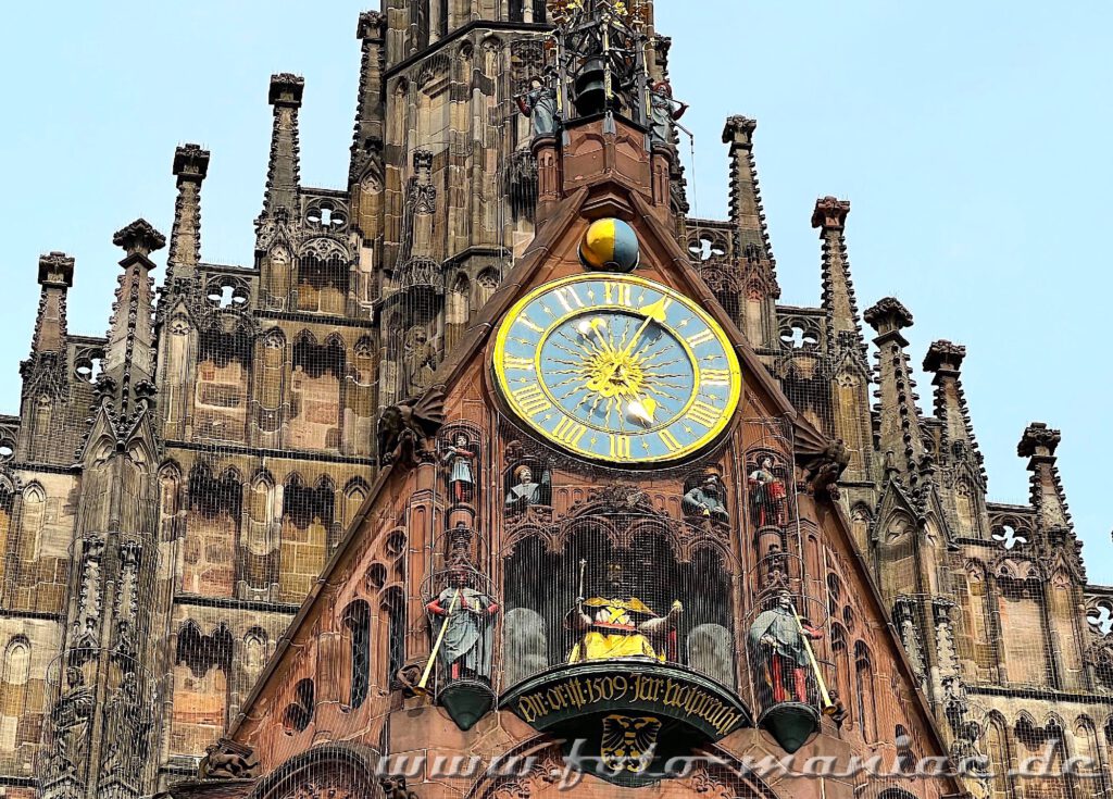 Spaziergang in Nürnberg: Astronomische Uhr an der Frauenkirche
