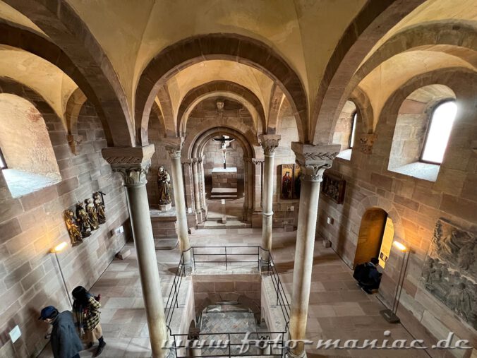 Spaziergang durch Nürnberg: Blick in die Kaiserkapelle der Kaiserburg Doppelkapelle mit Säulen