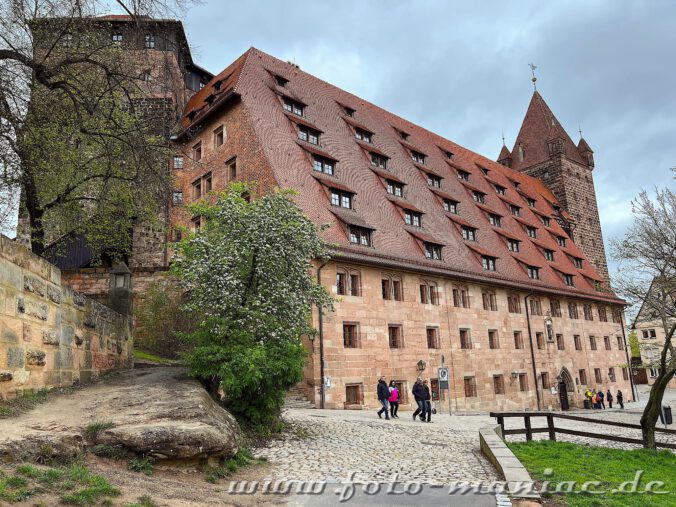 Sehenswertes Satteldach der Kaiserstallung beim Spaziergang durch Nürnberg entdeckt