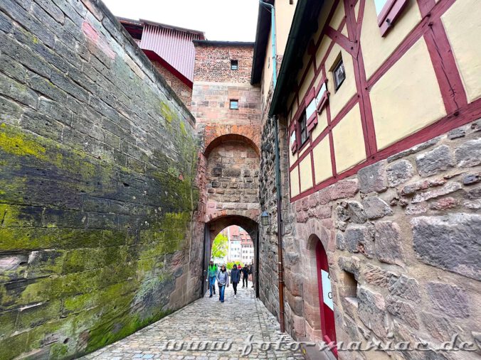 Schmaler Durchgang zur Kaiserburg in Nürnberg
