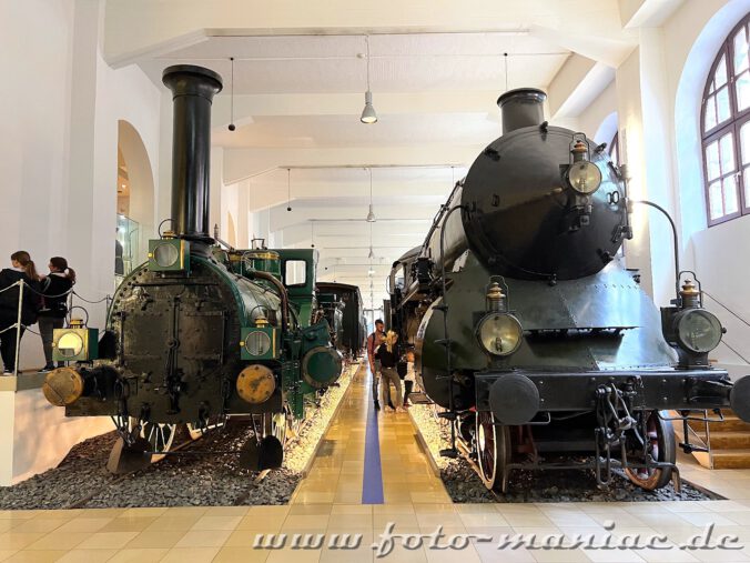 Rechts die Schnellzuglokomotive S2/6