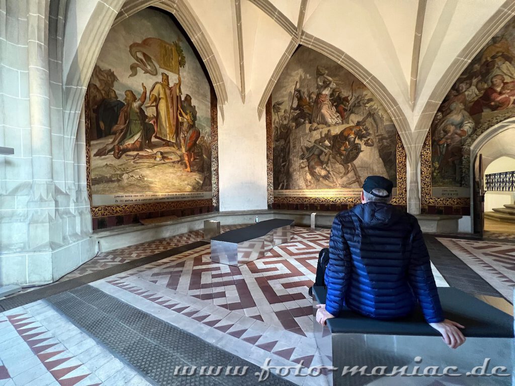 Ein Besucher der Albrechtsburg in Meissen betrachtet im Großen Saal die Wandgemälde