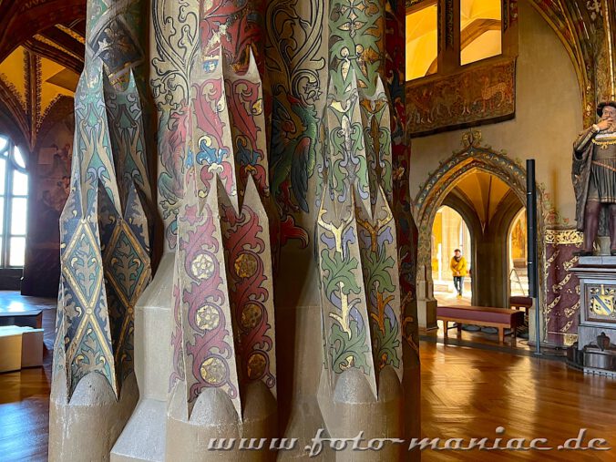 Dekorative Säulen mit bunten Ornamenten im großen Hofzimmer in der Albrechtsburg in Meissen
