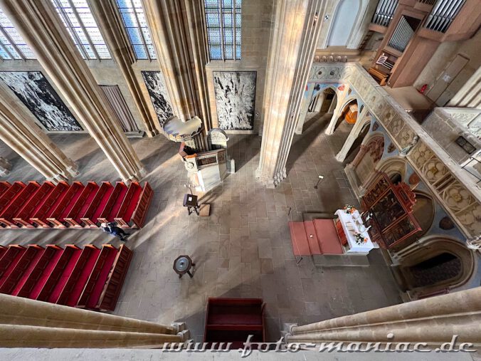 Spaziergang durch Meissen: Blick von oben in das Langhaus mit Altar des Doms