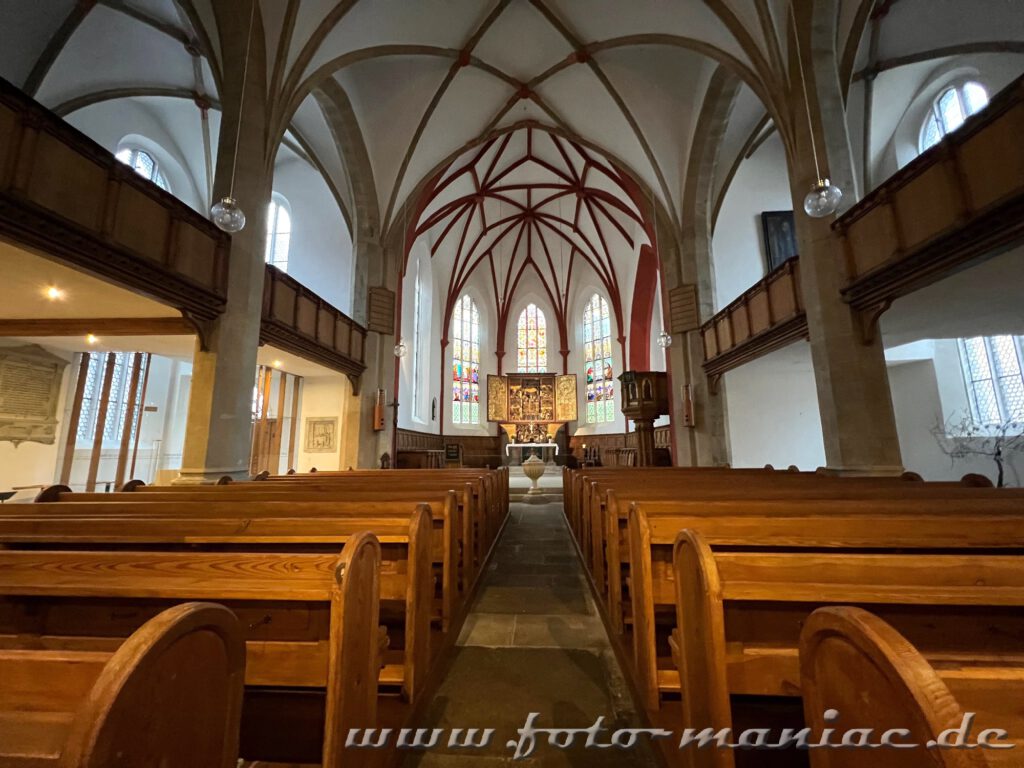 Blick in die Frauenkirche in Meißen mit geschnitztem Altar