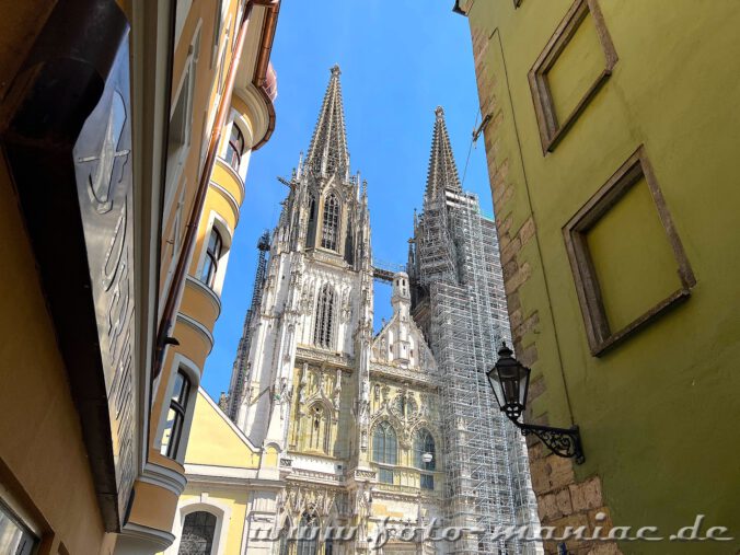 Bummel durch Regensburg: Türme des Doms am Ende einer Gasse