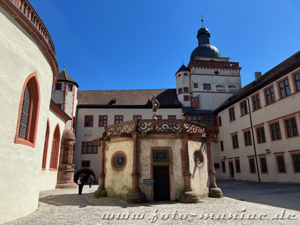 Spaziergang durch Würzburg: Blick auf den Brunnentempel im Innenhof der Festung Marienberg