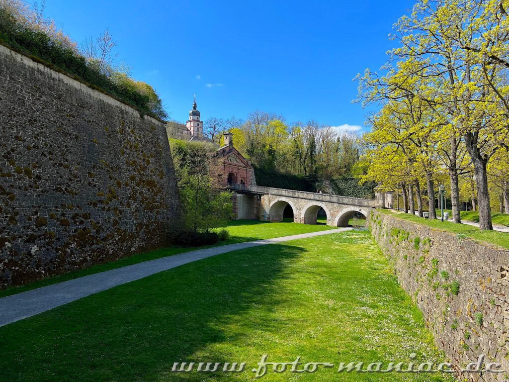 Über eine kleine Brücke geht es zur Festung Marienberg