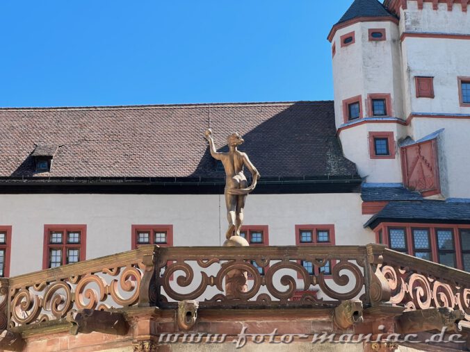 Figur auf dem Brunnentempel im Innenhof der Festung Marienberg in Würzburg