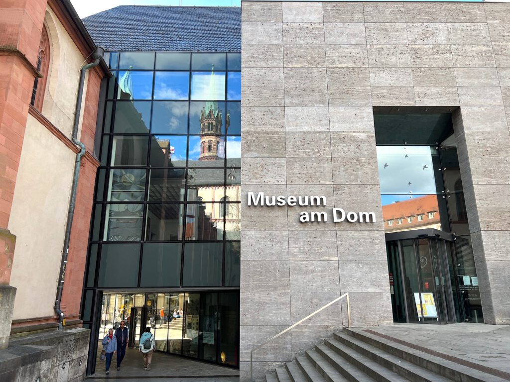 Das Museum am Dom ist in einem modernen Gebäude untergebracht