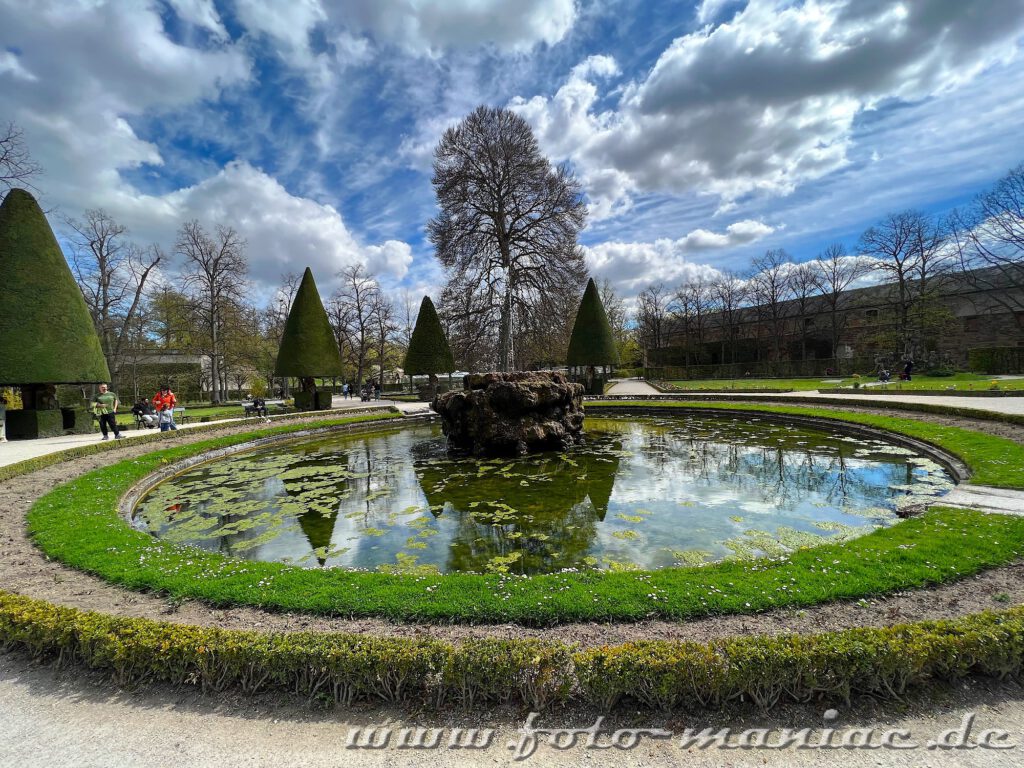 Spaziergang durch Würzburg_ Blick auf das runde Wasserbecken im Park der Residenz