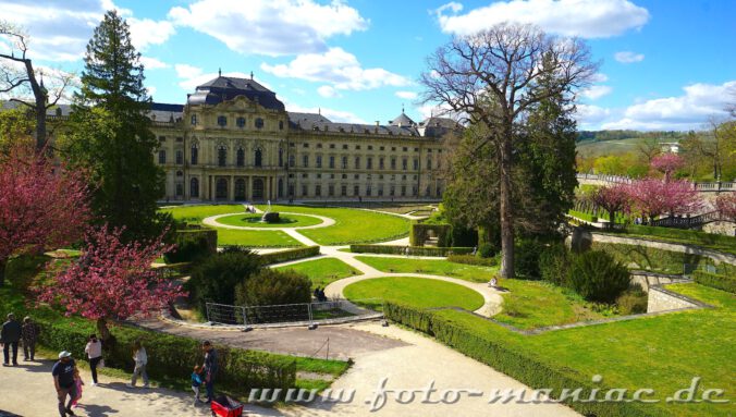 Blick in den symmetrisch angelegten Garten die Residenz in Würzburg