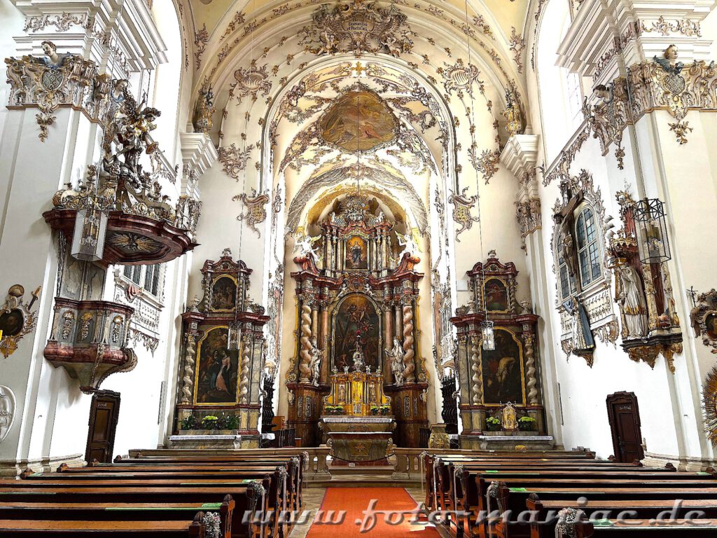 Blick zum Altar der Kirche St. Mang in Regensburg