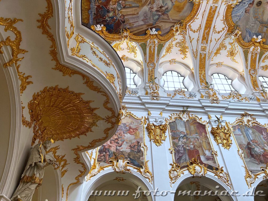 Viele Fresken schmücken Decke und Wände der Alten Kapelle in Regensburg