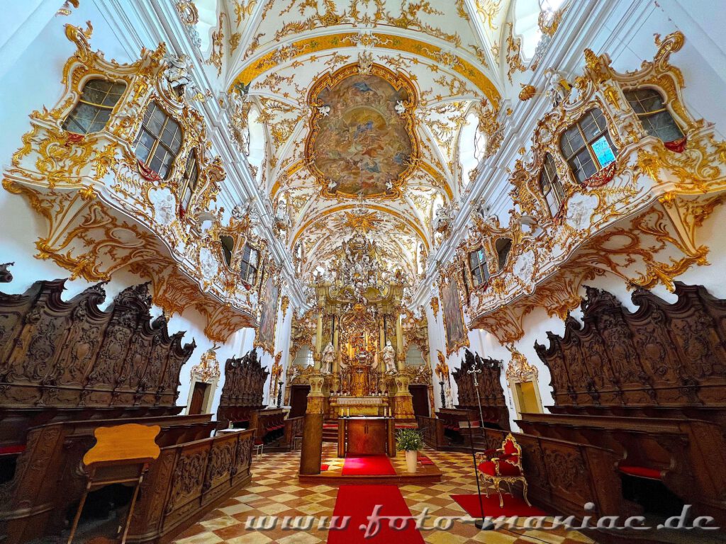 Der Bummel durch Regensburg führt auch in die Alte Kapelle im Rokokostil