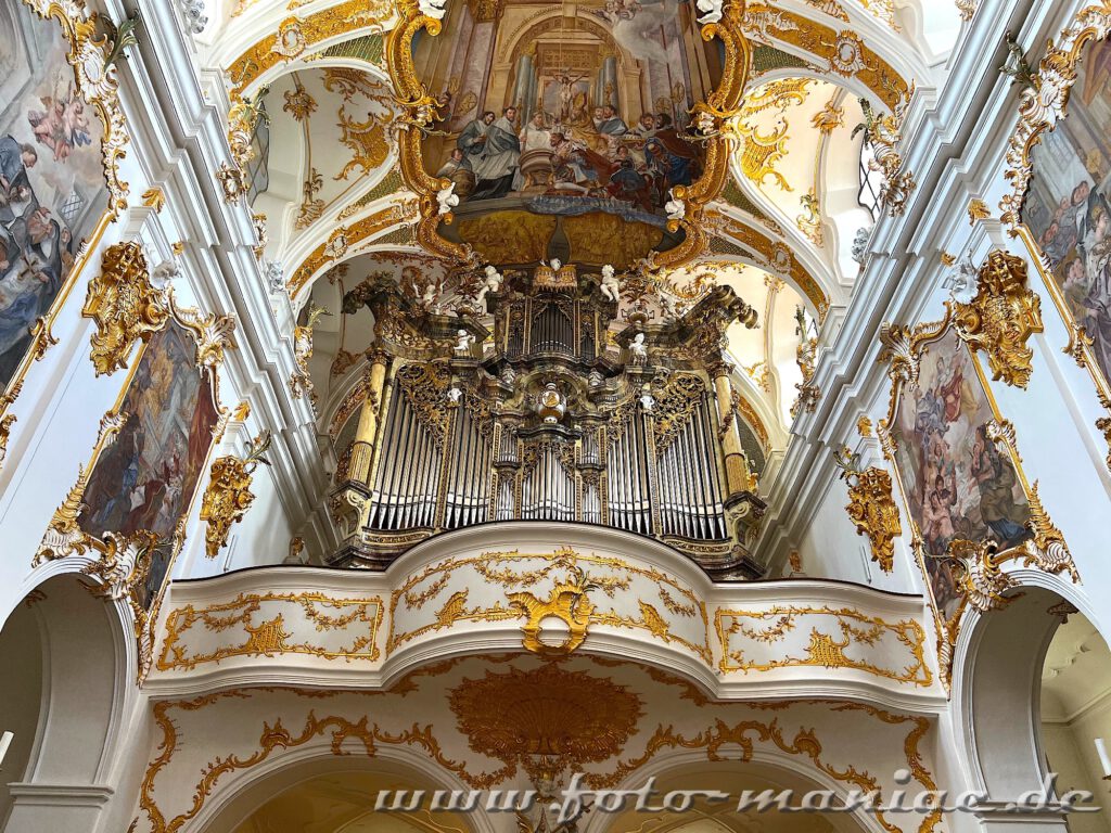 Kostbar gestaltete Orgel in der Alten Kapelle