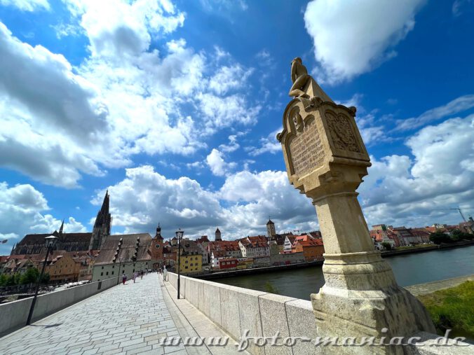 Das Bruckmandl auf der Steinernen Brücke schaut zur Altstadt von Regensburg