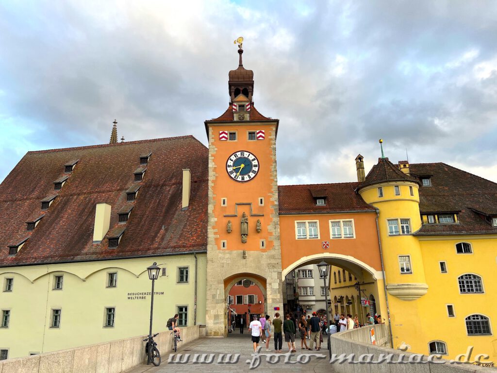 Blick auf den Regensburger Brückenturm und das Tor zur Altstadt