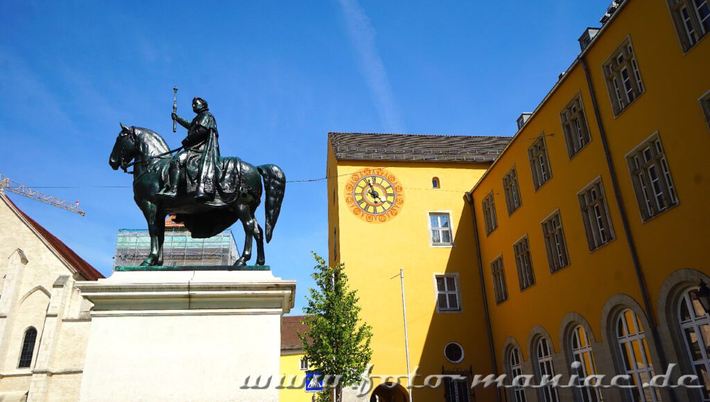 Das Reiterstandbild von Ludwig I. gegenüber dem Regensburger Dom