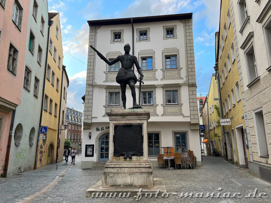 Die Regensburger haben ihrem berühmten Sohn ein Denkmal am Zieroldsplatz gleich neben dem Alten Rathaus errichtet.