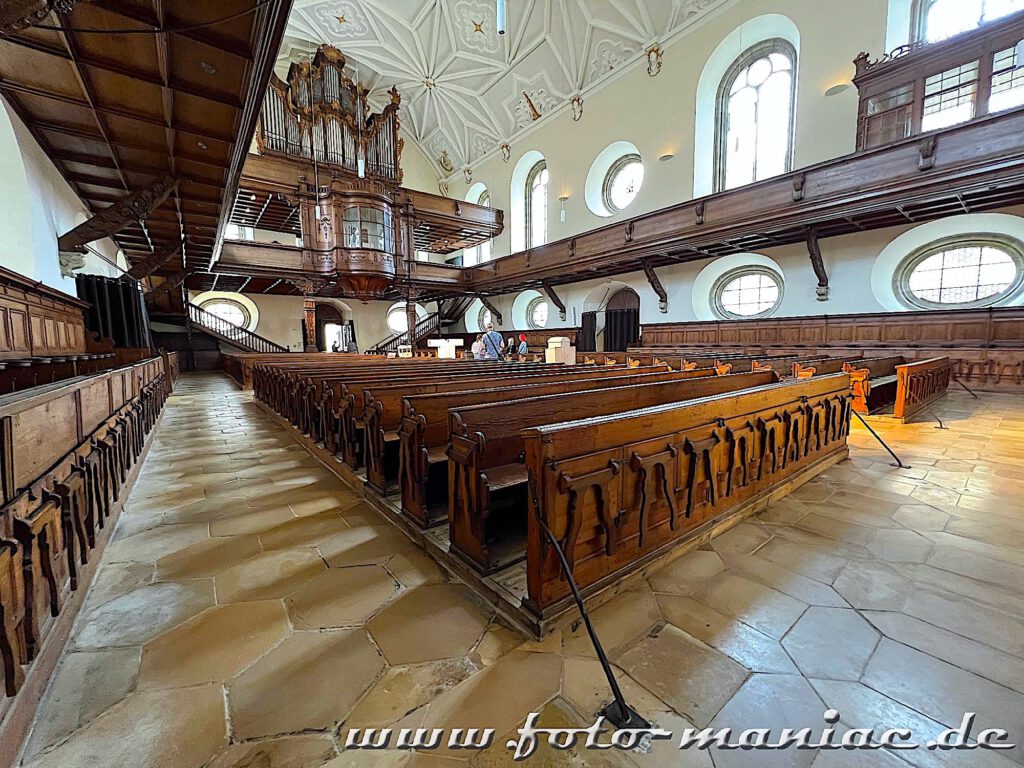 Der Bummel durch Regensburg führt auch in die Dreieinigkeitskirche, die keine Säulen im Innern hat