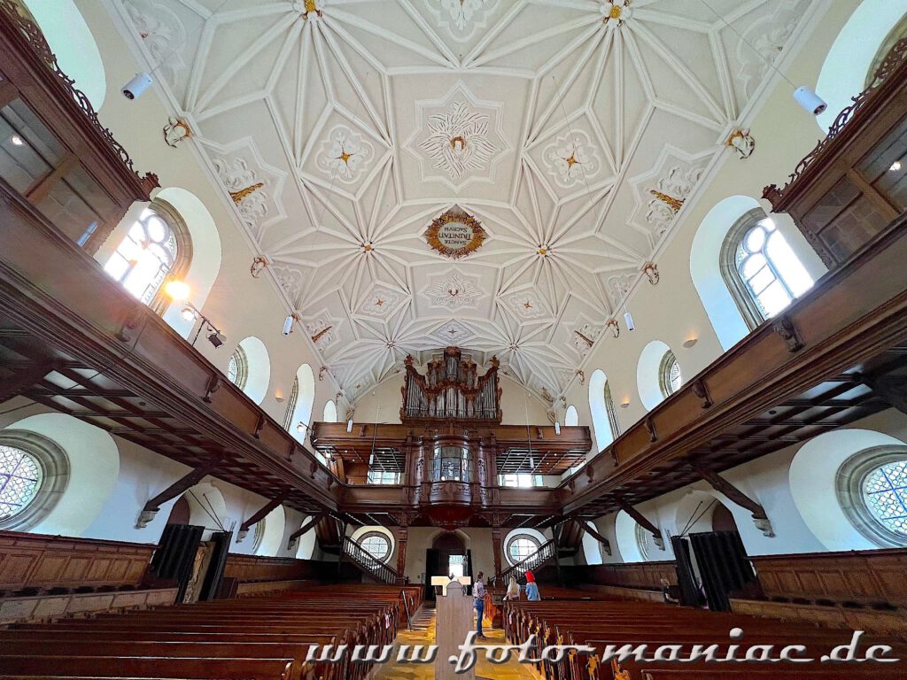 Blick auf die Orgel und die Emporen in der Dreieinigkeitskirche in Regensburg