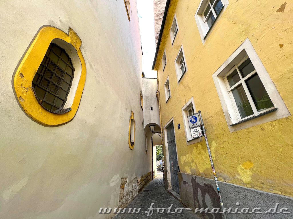 Enge Gassen und schmale Durchgänge in Regensburgs Altstadt
