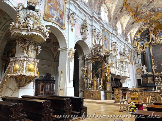 Blick in die Basilika St. Emmeram