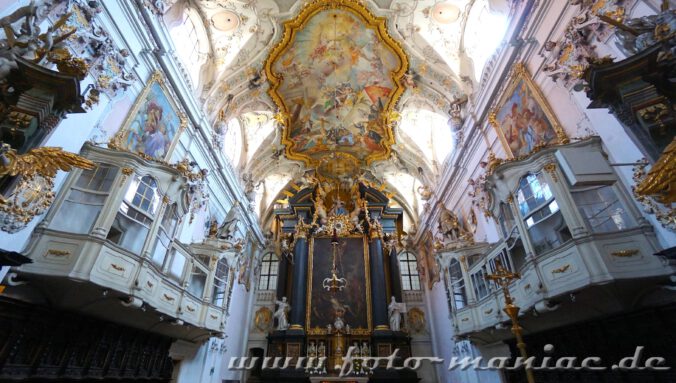 Blick zur Apsis in der Basilika St. Emmeram, die beim Bummel durch Regensburg angesteuert werden sollte