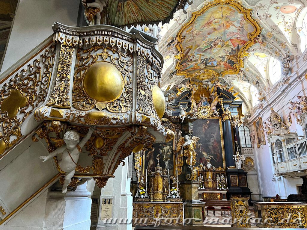 Üppig dekorierte Kanzel in der Kirche Emmeram in Regensburg