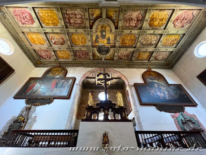 Westquerhaus der Kirche Emmeram mit kostbarer Kassettenholzdecke