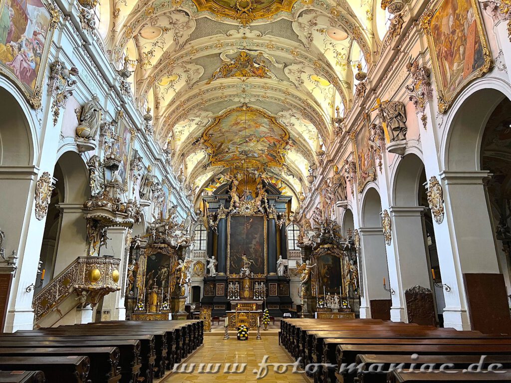 Bummel durch Regensburg: Blick in das Mittelschiff der Basilika St. Emmeram
