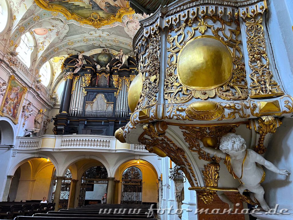 Üppig verzierte Kanzel und Orgel in der Basilika St. Emmeram in Regensburg