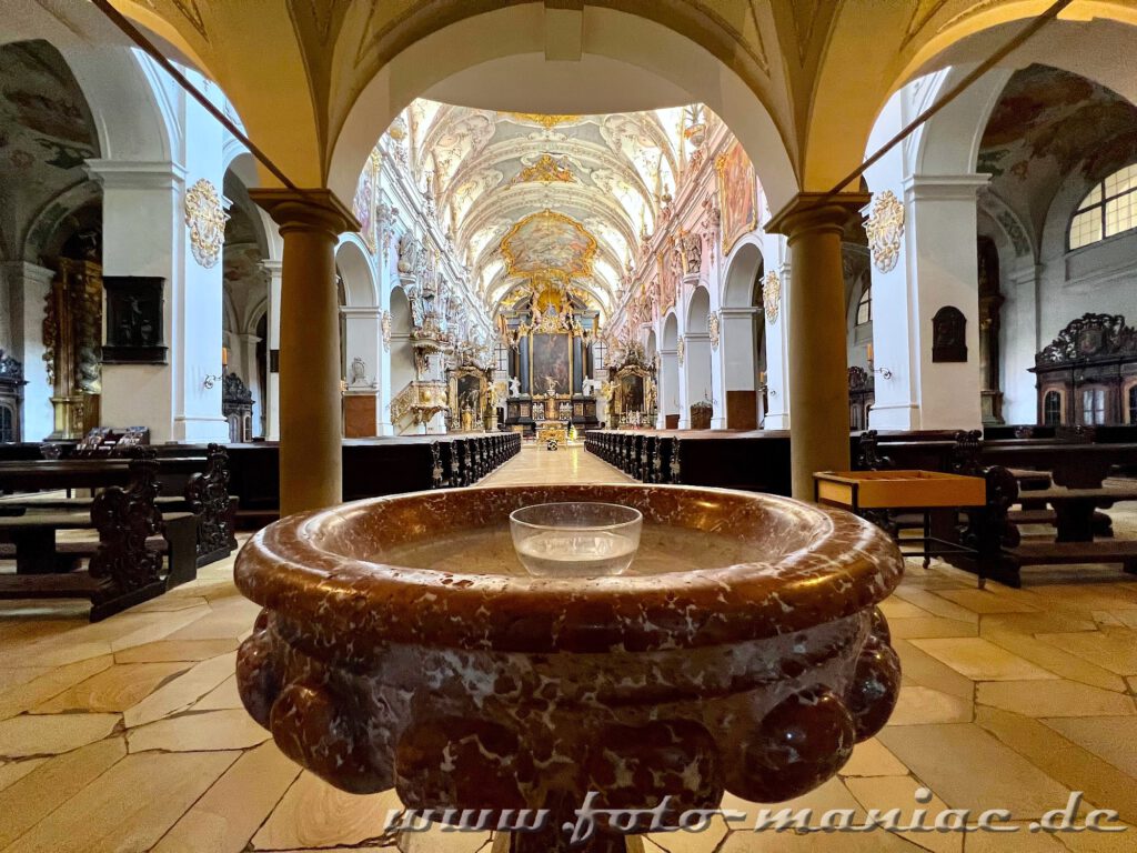 Bummel durch Regensburg: Hinter dem Taufbecken streckt sich das Mittelschiff der Basilika St. Emmeram