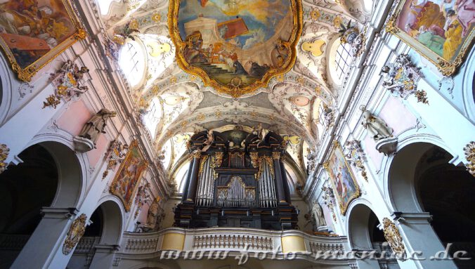Ein Bummel durch Regensburg führt auch zur üppig dekorierten Basilika St. Emmeram mit schönem Deckenfresko und üppigen Dekors