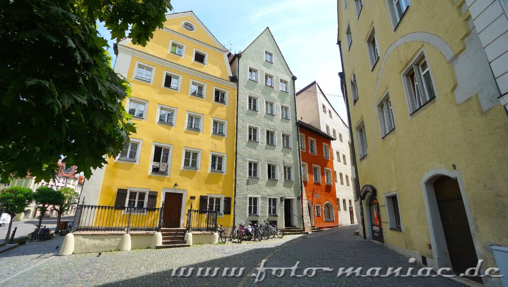Farbenfrühe Fassaden im Zentrum von Regensburg