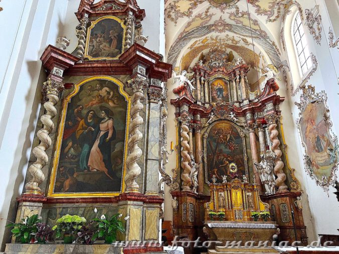 Altar und Wandbild in der Regensburger Kirche St. Mang