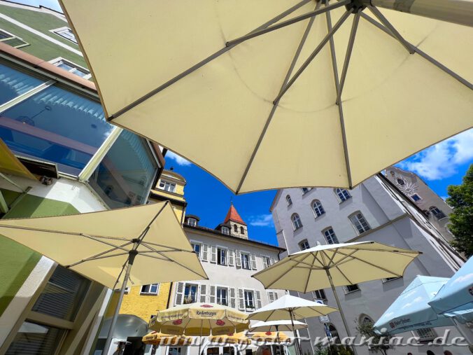 Kaffeepause unter Sonnenschirmen in Regensburg